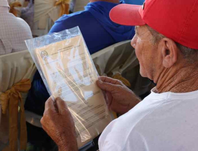 Famílias em Serra Azul de Minas recebem títulos de regularização de propriedade rural