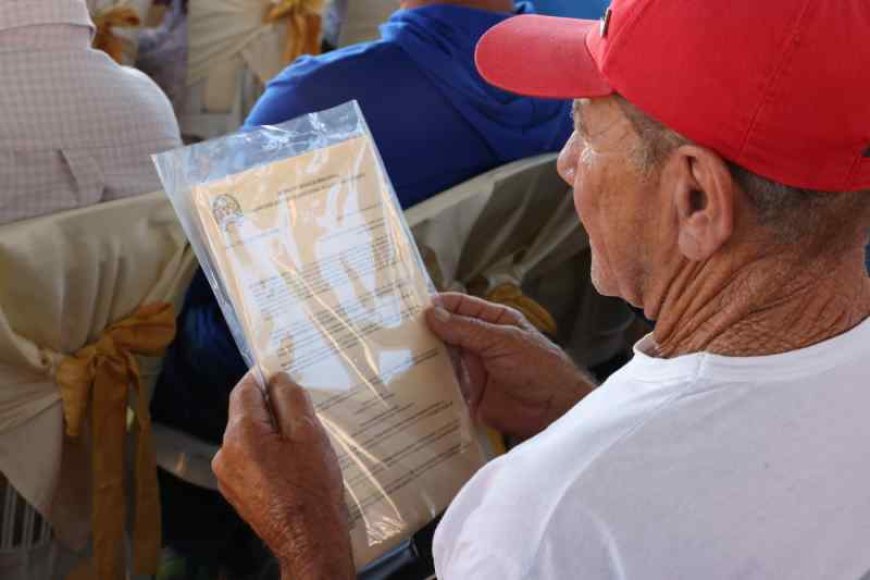 Famílias em Serra Azul de Minas recebem títulos de regularização de propriedade rural